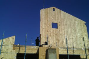 Case in legno fase di innalzamento