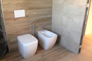 Particolare Bagno Sanitari effetto legno